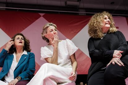 Desde la izquierda, Carla Antonelli, Yolanda Díaz y la poeta y novelista nicaragüense Gioconda Belli, durante el acto de Sumar. 