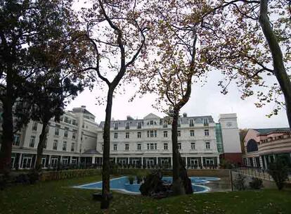 Piscina y edificio del hotel Solares, en la villa cántabra que da nombre a la famosa agua embotellada.