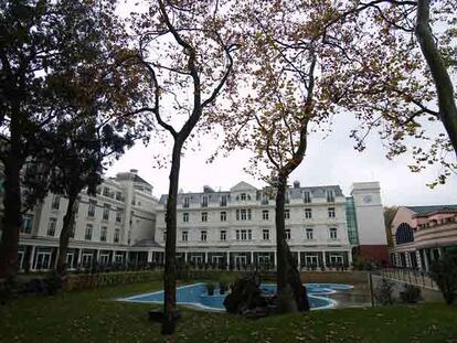 Piscina y edificio del hotel Solares, en la villa cántabra que da nombre a la famosa agua embotellada.