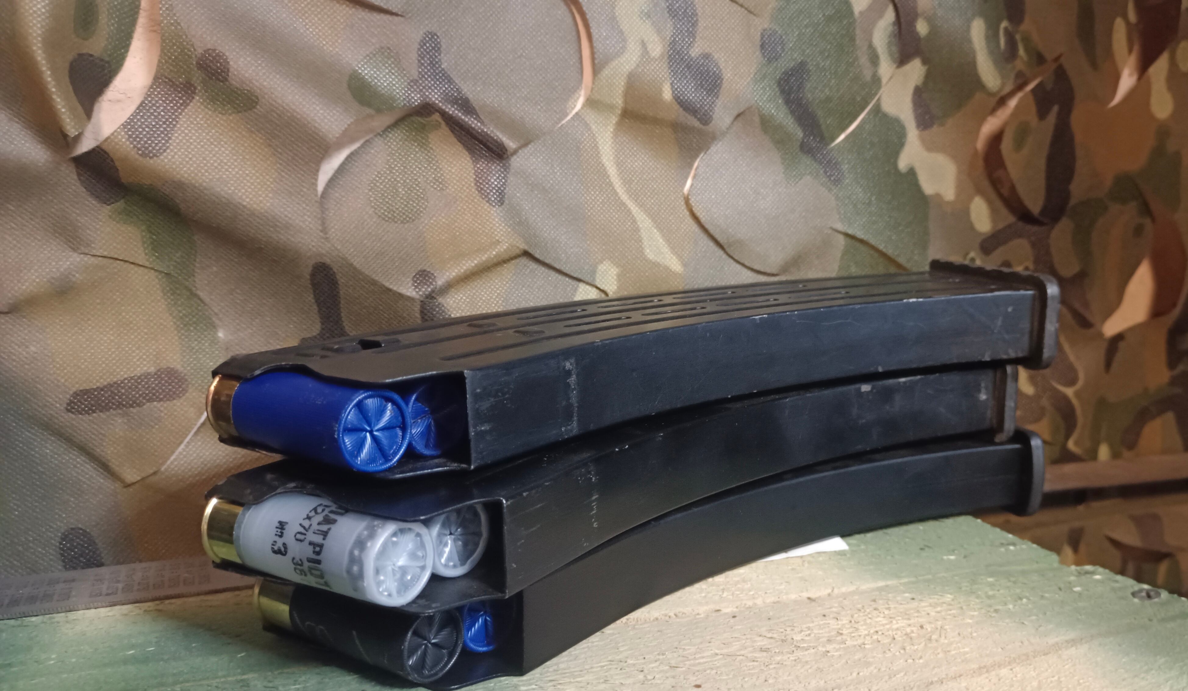 Cargadores de un fusil de asalto ucranio adaptados para disparar cartuchos de postas, munición utilizada para abatir pequeños drones, el 6 de noviembre en Járkov.