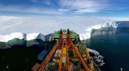 El barco de investigacin ruso AkademikTryoshnikov acerca su proa al glaciar Mertz en la Antrtida Oriental. La fotografa, finalista en la categora Ciencias de la Tierra y climatologa, fue tomada momentos antes de enviar un vehculo submarino operado a distancia bajo el hielo para investigar el derretimiento de la capa glaciar.