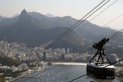 Diego Scofano sostiene la antorcha olímpica sobre el Bondinho del Pan de Azúcar el día de la inauguración de los Juegos Olímpicos en Río de Janeiro (Brasil).