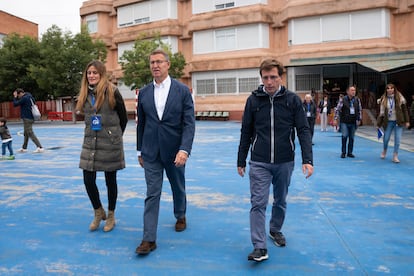 El presidente del Partido Popular (PP), Alberto Núñez Feijóo, junto al alcalde de Madrid, José Luis Martínez-Almeida, este domingo en el Colegio Ramiro de Maeztu.