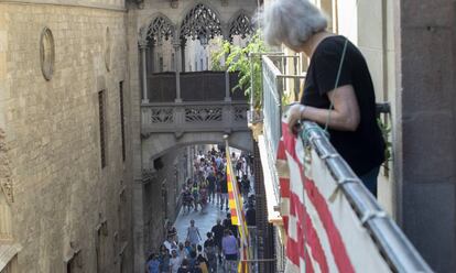 María mira desde su ventana, en la calle del Bisbe.