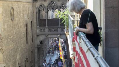 María mira desde su ventana, en la calle del Bisbe.