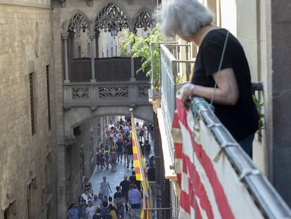 María mira desde su ventana, en la calle del Bisbe.