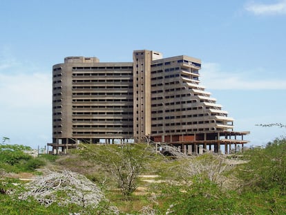 Una imagen de la serie 'Skeleton Coast' (2005), sobre la especulación ligada al turismo en la isla Margarita (Venezuela), obra de Alexander Apóstol.