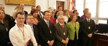 Foto de familia del equipo de gobierno de Reus y de la oposición en el anterior mandato. En primer plano, el exalcalde Lluis Miquel Pérez, tercero por derecha, junto a Carles Pellicer, actual primer edil y entonces jefe de la oposición.