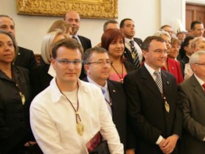 Foto de familia del equipo de gobierno de Reus y de la oposición en el anterior mandato. En primer plano, el exalcalde Lluis Miquel Pérez, tercero por derecha, junto a Carles Pellicer, actual primer edil y entonces jefe de la oposición.