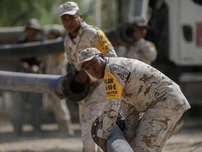 Elementos del Ejército trabajan para rescatar a los mineros atrapados bajo tierra en Sabinas, Estado de Coahuila (México), este domingo.