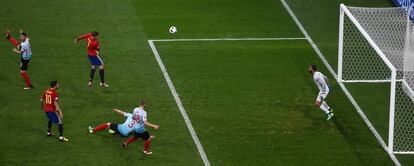 Morata marca de cabeza el primer gol de España.