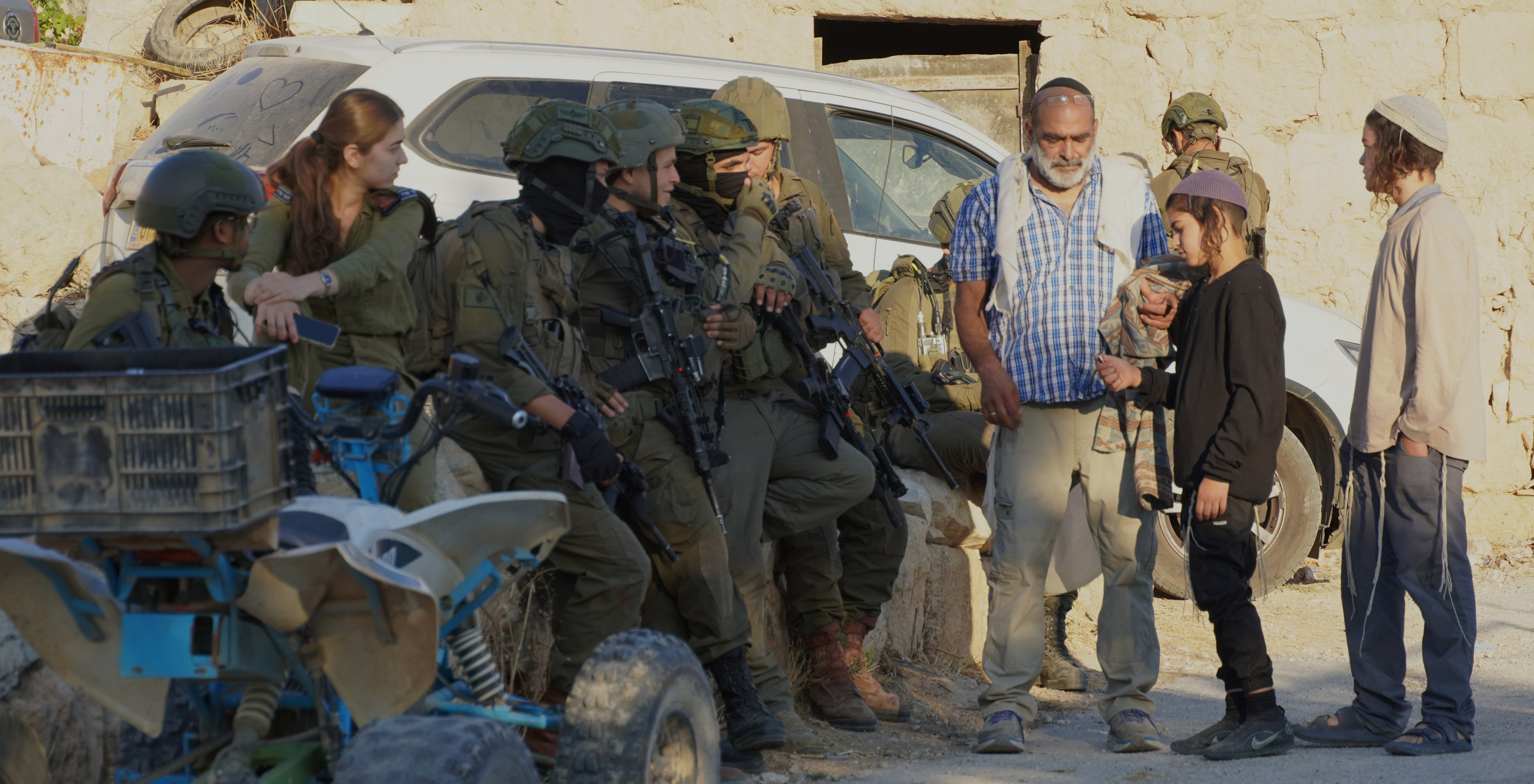 La aldea palestina donde el ejército israelí detiene la vida para que decenas de colonos puedan rezar