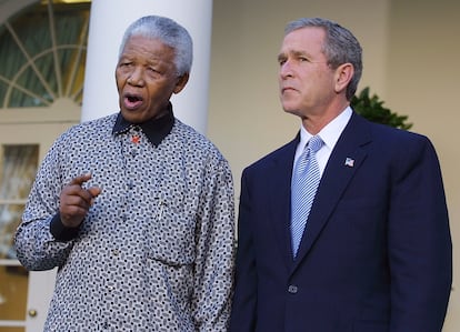 El expresidente de Estados Unidos, George W. Bush, y el expresidente de Sudáfrica, Nelson Mandela, en un homenaje en Washington D.C. a las víctimas de los atentados del 11-S el 12 de noviembre de 2001.