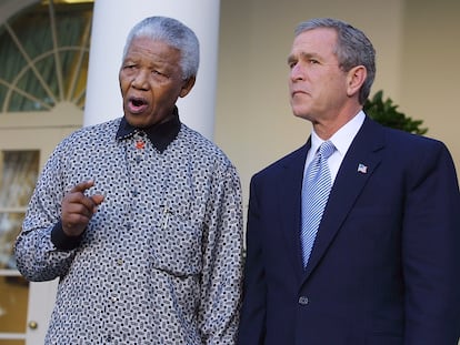 El expresidente de Estados Unidos, George W. Bush, y el expresidente de Sudáfrica, Nelson Mandela, en un homenaje en Washington D.C. a las víctimas de los atentados del 11-S el 12 de noviembre de 2001.