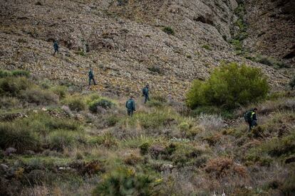 Agentes del SEREIM busca en una zona cercana a Las Negras donde se encontró la camiseta blanca del pequeño Gabriel, el 5 de marzo de 2018.