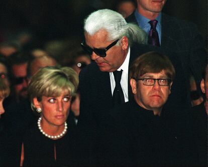 Karl Lagerfeld, junto a la princesa Diana de Gales y el cantante pop Elton John, en la catedral de Milán, donde se celebró el funeral por el modisto italiano Gianni Versace, asesinado en su casa de Miami, en 1997.