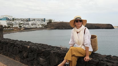 La abogada Irma Ferrer, delante del hotel Sandos Papagayo, en Yaiza (Lanzarote), el pasado junio.