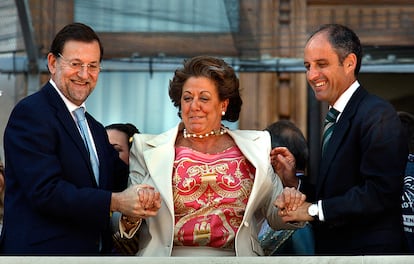 Rita Barberá acompañada por Francisco Camps y mariano Rajoy durante la mascletá de las Fallas de Valencia, en 2009.