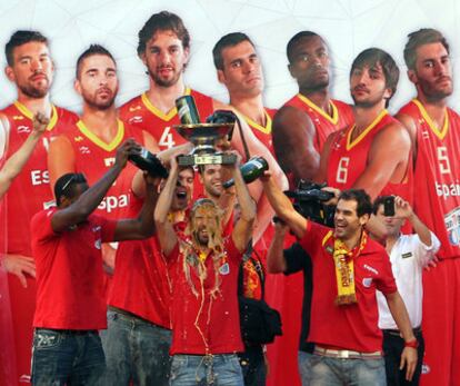 Ibaka, Calderón y Marc Gasol mojan a Juan Carlos Navarro.