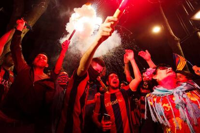 Aficionados del FC Barcelona celebran la victoria de su equipo en la fuente de Canaletas, en las Ramblas.