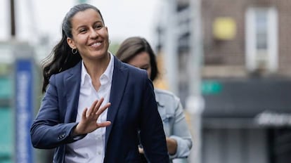 Tiffany Cabán saludando a simpatizantes en el barrio de Queens