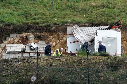 Operarios inspeccionan la zona donde se ha dado la explosión que ha provocado la muerte del trabajador, este miércoles en una empresa de pirotecnia ubicada en la localidad de Vallinas, en Cangas del Narcea.