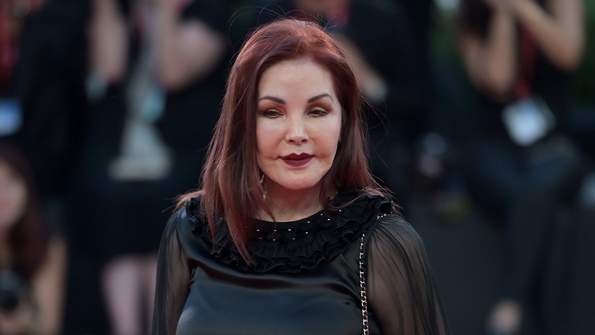 priscilla presley smoking cigarettes Poster G840566 Priscilla Presley: four keys to