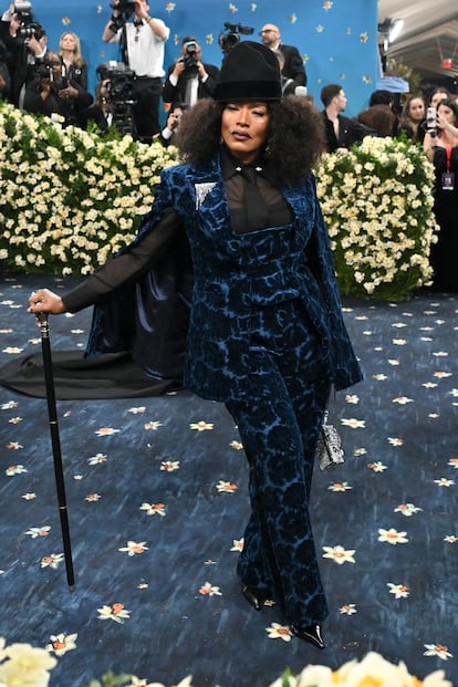 La actriz Angela Bassett debutó en la Gala Met con un impresionante traje de terciopelo de Burberry.