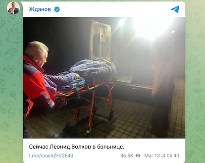 Imagen facilitada por el entorno del disidente Alexéi Navalni en su canal de Telegram, donde se ve a Leonid Volkov en una camilla tras ser atacado cerca de su casa en Vilna, el 12 de marzo de 2024.