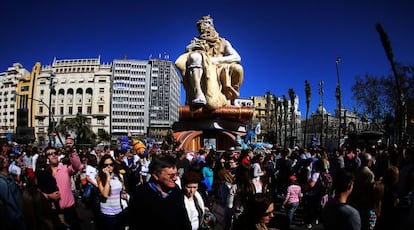 La figura de Mois&eacute;s de la falla de la plaza del Ayuntamiento de Valencia se eleva sobre el p&uacute;blico.