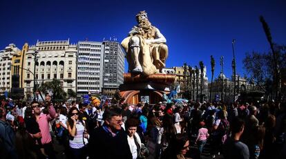 La figura de Mois&eacute;s de la falla de la plaza del Ayuntamiento de Valencia se eleva sobre el p&uacute;blico.