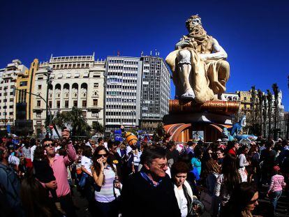 La figura de Mois&eacute;s de la falla de la plaza del Ayuntamiento de Valencia se eleva sobre el p&uacute;blico.