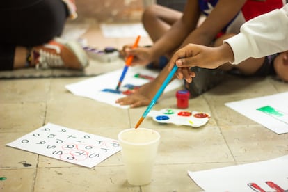 Niños dibujando durante un espacio de aprendizaje en Darién, Panamá.