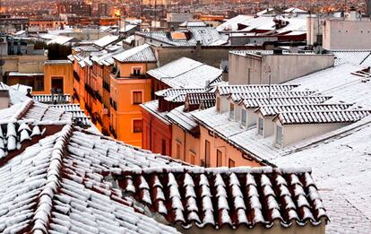 Vista de la primera nevada en el centro de Madrid, en el madrileño barrio de Lavapiés.