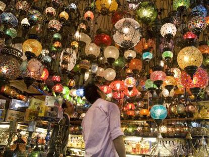 Puesto de lámparas en el Gran Bazar de Estambul.