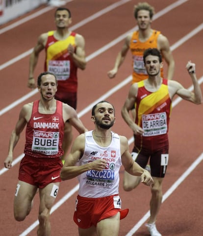 Adam Kszczot gana la final de 800; tras &eacute;l, De Arriba. 