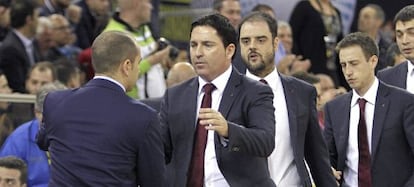 Xavi Pascual, a la derecha, saluda a Carles Duran tras el Bar&ccedil;a-Valencia. 