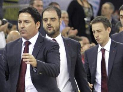 Xavi Pascual, a la derecha, saluda a Carles Duran tras el Bar&ccedil;a-Valencia. 