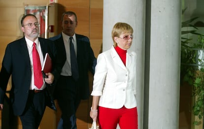 Eduardo Tamayo, a la izquierda, y María Teresa Sáez, tras su deserción el 27 de junio de 2003.