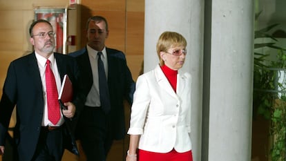 Eduardo Tamayo, a la izquierda, y María Teresa Sáez, tras su deserción el 27 de junio de 2003.