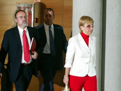 Eduardo Tamayo, a la izquierda, y María Teresa Sáez, tras su deserción el 27 de junio de 2003.