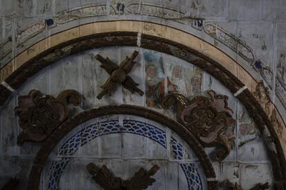 Las calas que los restauradores han efectuado en el artesn de la Asuncin, en Santa Mara Huiramangaro, dejan ver, bajo la cal, coloristas imgenes que convierten este templo en uno de los mayores exponentes de arte religioso de la zona.