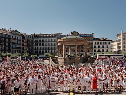 El movimiento feminista de Iruñerria y el movimiento popular se concentran el martes 12 de julio de 2022 en la Plaza del Castillo de Pamplona para mostrar su rechazo a las agresiones sexistas ocurridas durante los Sanfermines.
