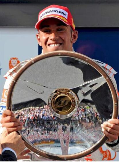 Lewis Hamilton, con el trofeo del Gran Premio de Australia.