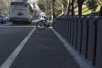 Si se mantiene la fase 3, la entrada en la ciudad la determinará la terminación de su matrícula. Los días pares podrán acceder los coches cuyas placas acaben en par, mientras que los impares lo harán el resto de vehículos. En la imagen, bicicleta eléctrica de BiciMad en la calle Segovia de Madrid.