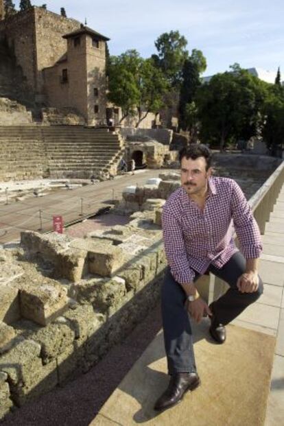 Carlos Álvarez, delante del Teatro Romano de Málaga.