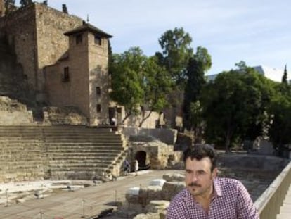 Carlos Álvarez, delante del Teatro Romano de Málaga.