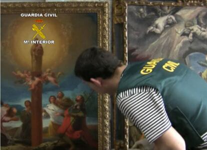 Imagen de la Guardia Civil de 2011, cuando los dos cuadros fueron recuperados en la 'Operación Creta'.