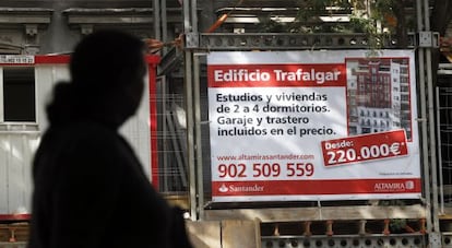 Una mujer pasa ante una promoción de Altamira.