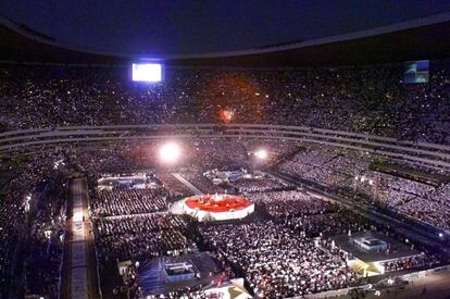 El final de su cuarto viaje estuvo marcado por una multitudinaria misa, más de 95.000 asistentes, en el Estadio Azteca. Juan Pablo II se veía cansado y empezaban a notarse los estragos del Parkinson que padecía. Los asistentes respondieron al "México siempre fiel" de 1979 con gritos de "Juan Pablo, hermano, ya eres mexicano".